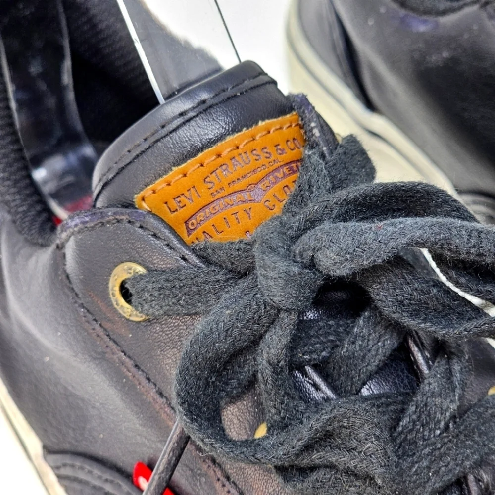 Levi’s ✦ Boys Logo Sneakers ✦ Black Vegan Leather Low-Top Red Accents Youth 4